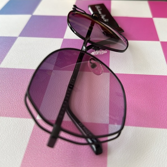 Quay Sunglasses - Picture 2 of 2